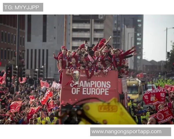 德里欧赛后高举欧冠MVP奖杯庆祝对利物浦的精彩表现与进球荣耀