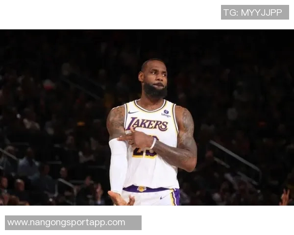 詹姆斯训练中全力指挥防守轮转声音嘶哑展现领袖风范